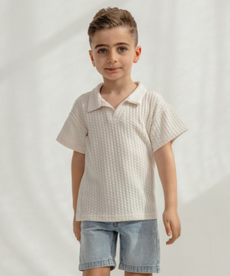 חולצת פולו + מכנסי ג'ינס קצרים
